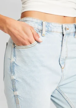 Avalon Capri -Women Clothing Shop Ecommerce Crop 24 04 17 AVALONSHORTS SKYLIGHT 1302 ECOMM1 scaled